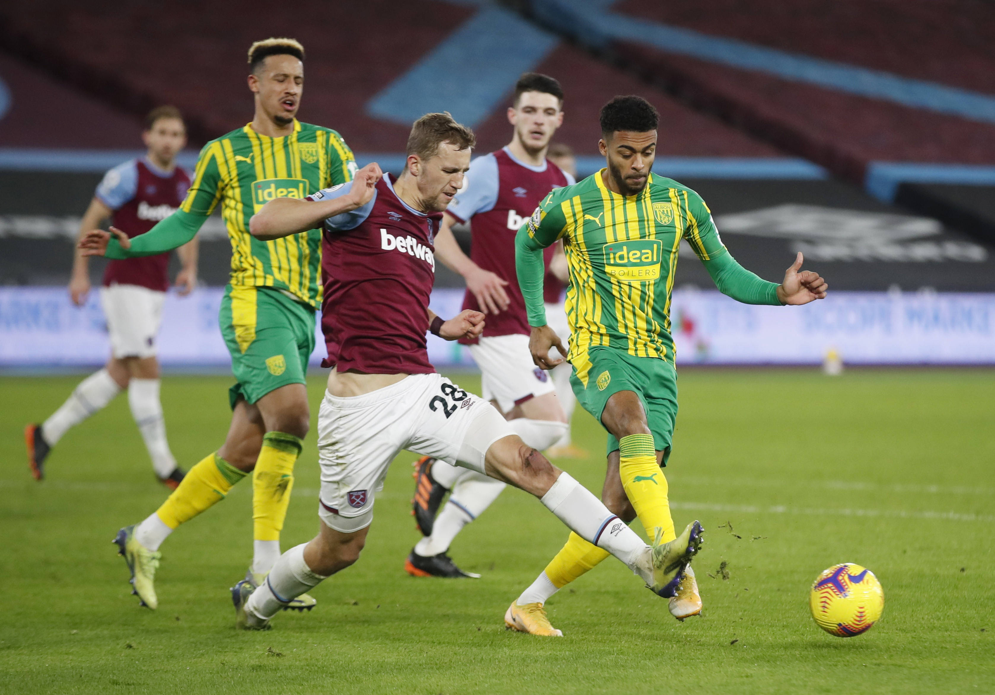 黄潜展现出 黄潜展现出